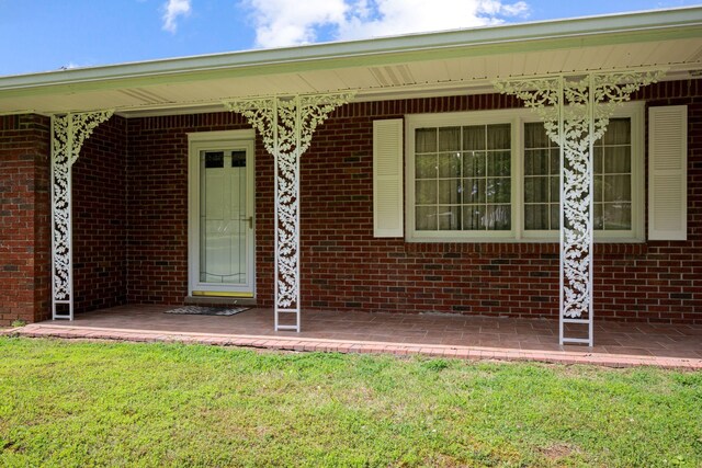 915 Taylor Cir, Burns, TN 37029 - entrance to property with a lawn and brick siding