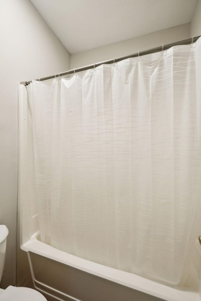 full bath featuring toilet and shower / tub combo