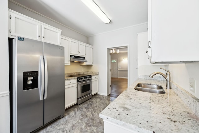 kitchen with stainless steel appliances, a sink, under cabinet range hood, white cabinets, and ornamental molding