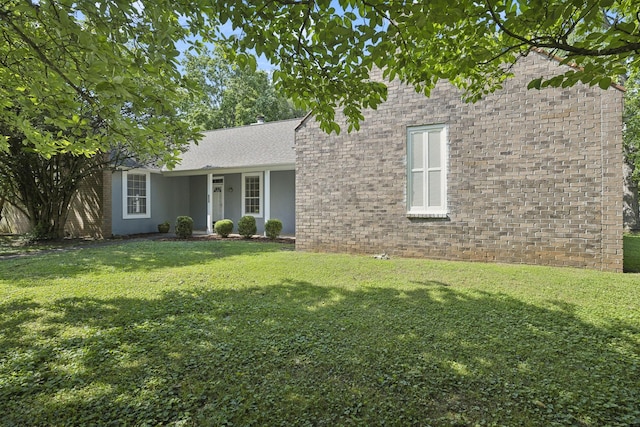 view of front of house featuring a front lawn