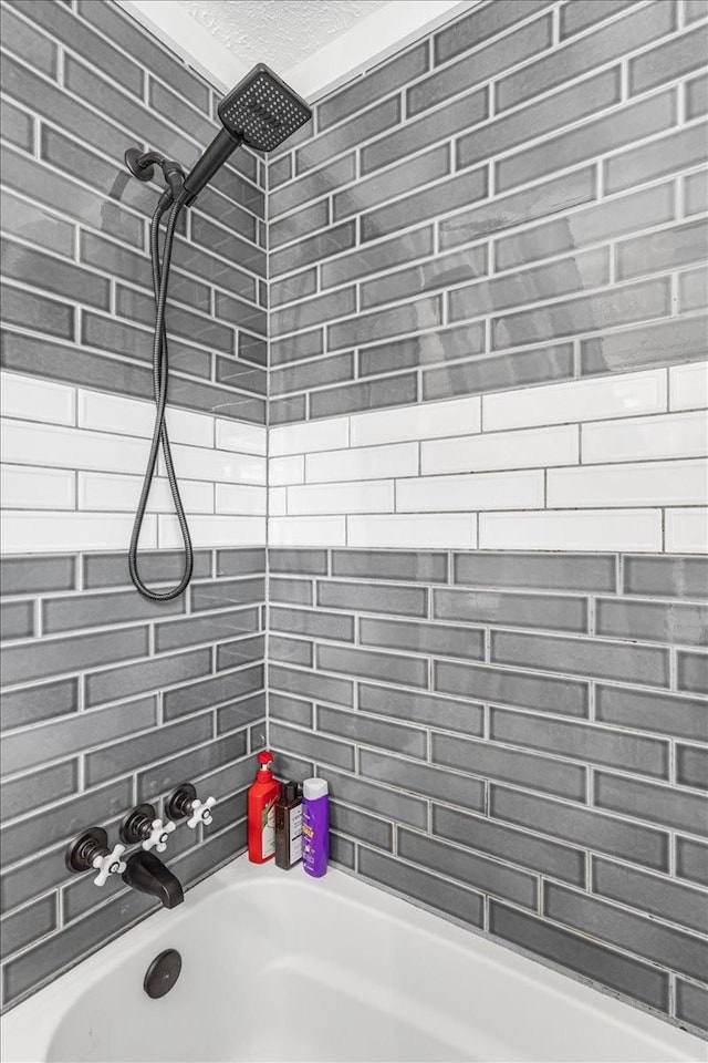 bathroom with bathtub / shower combination
