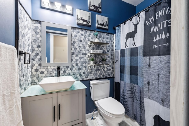 9015 Grayson Cir, Mount Juliet, TN 37122 - full bath with toilet, vanity, and a shower with curtain