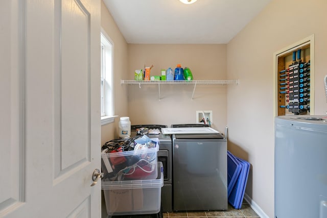 2405 Cason Ln, Lewisburg, TN 37091 - laundry room featuring washing machine and clothes dryer and baseboards