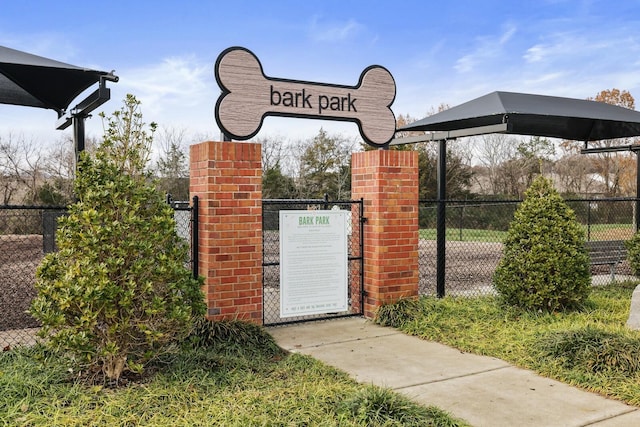 416 Golden Meadow Ln, Hendersonville, TN 37075 - gate with fence