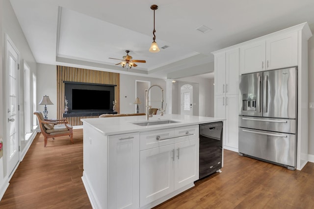 580 Laurel Ln, Murfreesboro, TN 37127 - kitchen featuring stainless steel fridge with ice dispenser, a sink, dishwasher, dark wood-style floors, and light countertops