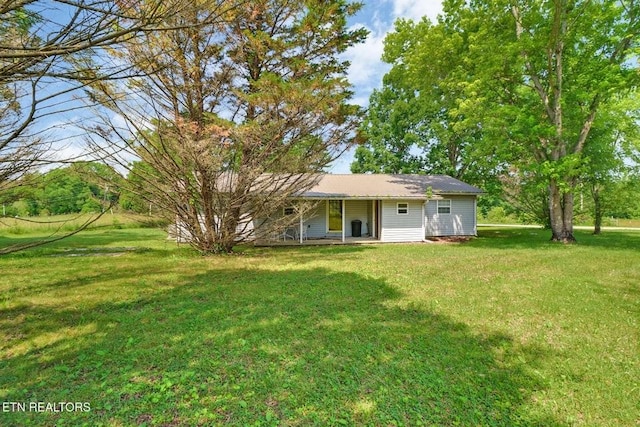1729 Roslin Rd, Jamestown, TN 38556 - back of property featuring a yard and covered porch