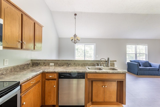 309 Yacht Ct, Smyrna, TN 37167 - kitchen with stainless steel appliances, a sink, a peninsula, vaulted ceiling, and light wood-style floors