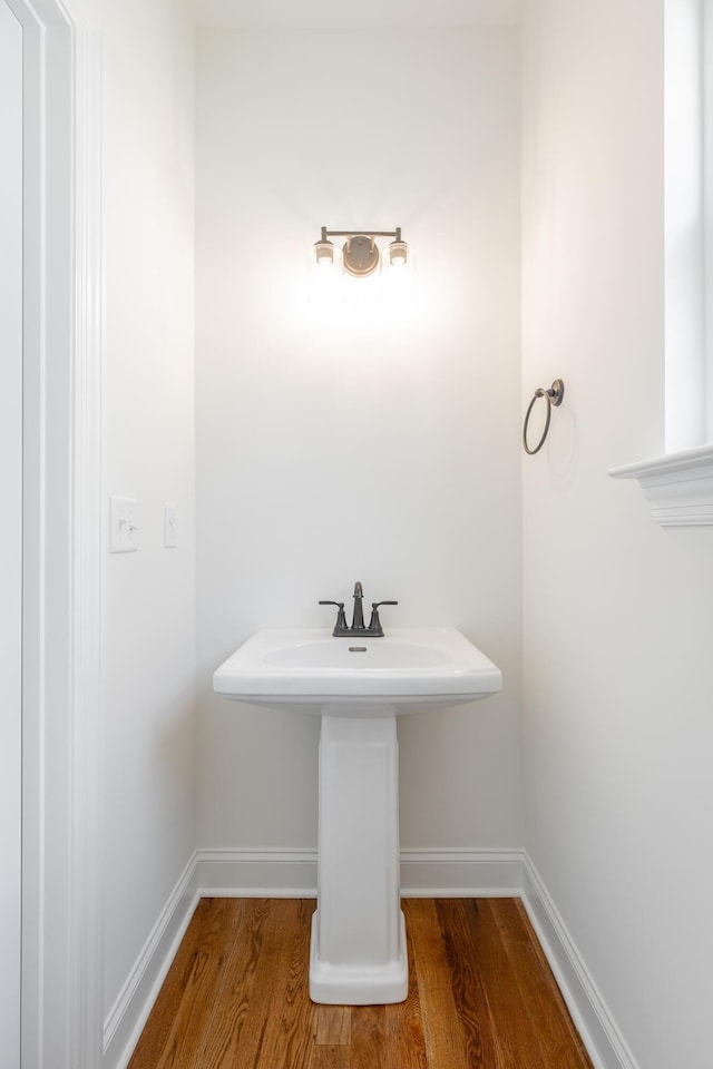 5008 Swan Rd, Chattanooga, TN 37416 - bathroom featuring wood finished floors and baseboards