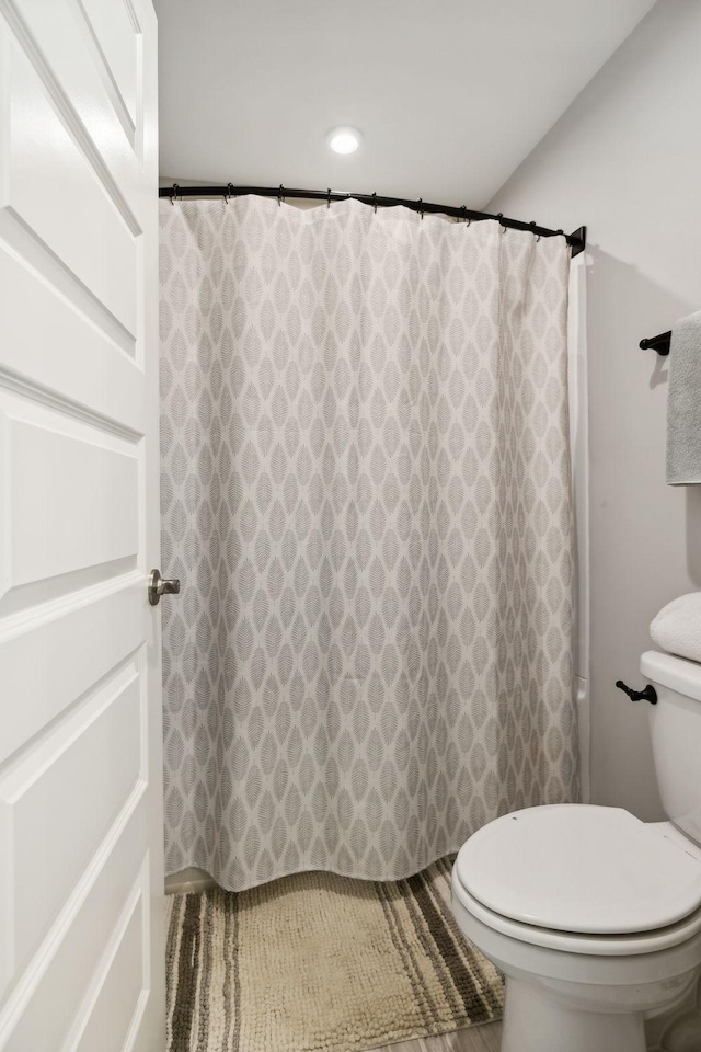 122 Blake Ln, Mount Juliet, TN 37122 - full bathroom with toilet, recessed lighting, and curtained shower