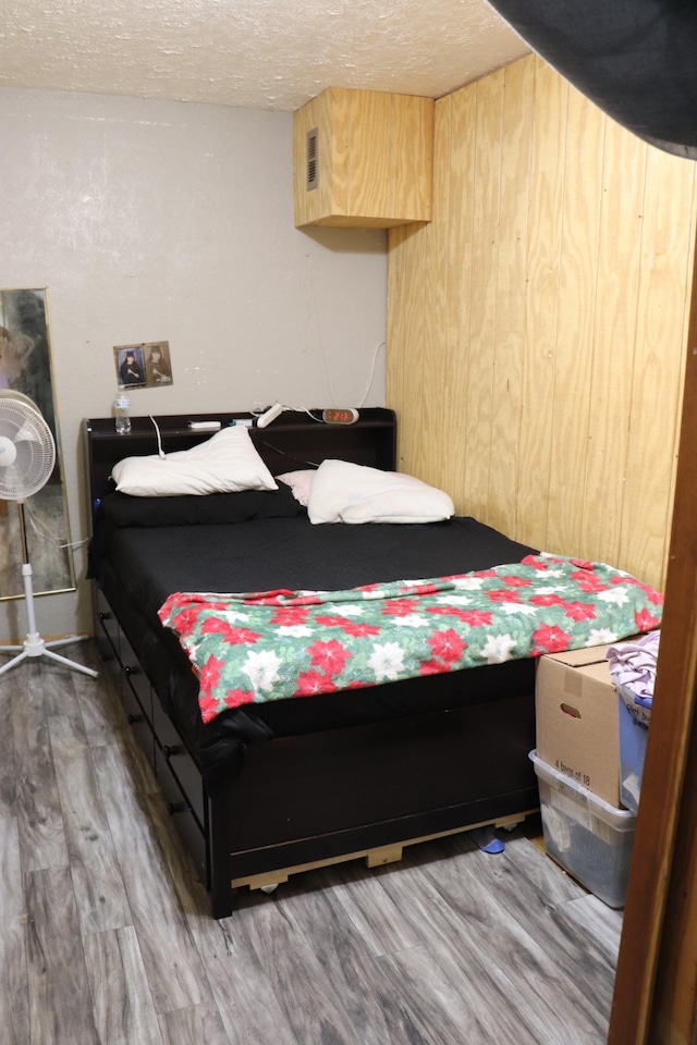 261 Oak Dr, Beechgrove, TN 37018 - bedroom with wood finished floors and a textured ceiling