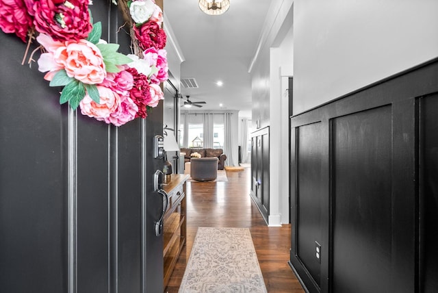 foyer entrance featuring dark wood-style flooring, recessed lighting, a ceiling fan, and ornamental molding