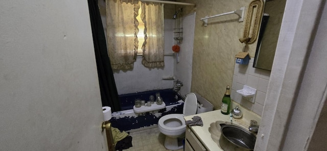 10172 W Oak Dr, Bon Aqua, TN 37025 - full bathroom featuring toilet, shower / bath combination with curtain, and vanity