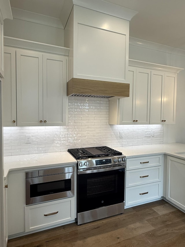 3150 Long Branch Cir, Franklin, TN 37064 - kitchen featuring appliances with stainless steel finishes, crown molding, white cabinets, backsplash, and light countertops