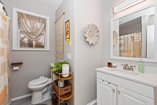 1304 Cheshire Dr, Nashville, TN 37207 - full bathroom featuring toilet, baseboards, vanity, and curtained shower