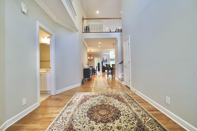 1005 Peck Pl, Hendersonville, TN 37075 - foyer with wood finished floors, ornamental molding, baseboards, a chandelier, and a high ceiling