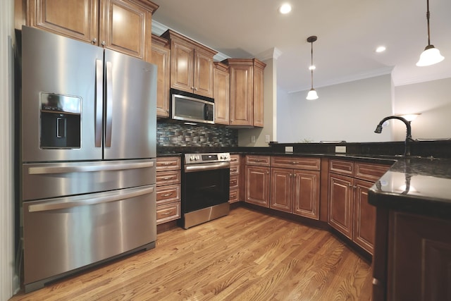 1005 Peck Pl, Hendersonville, TN 37075 - kitchen with stainless steel appliances, crown molding, light wood finished floors, a sink, and tasteful backsplash