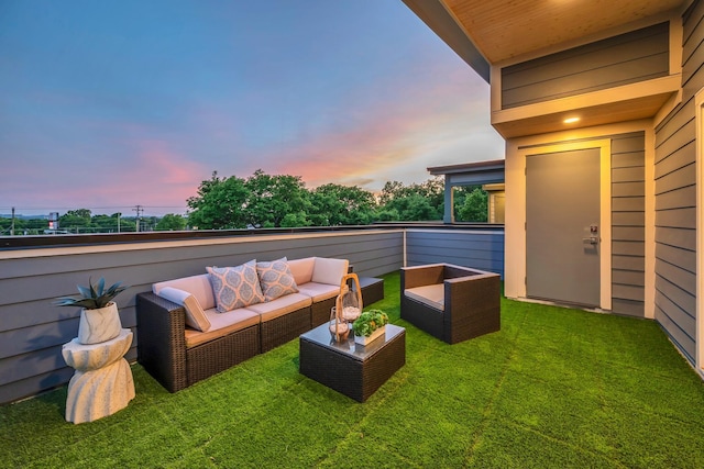 view of grassy yard with an outdoor hangout area