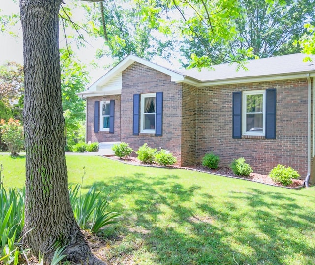 2878 Gusty Ln, Clarksville, TN 37043 - ranch-style house featuring brick siding and a front lawn