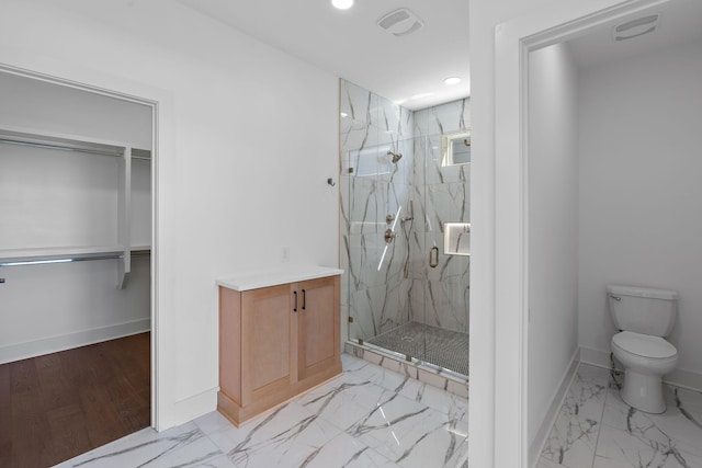 full bathroom with a marble finish shower, baseboards, marble look tile flooring, toilet, and recessed lighting