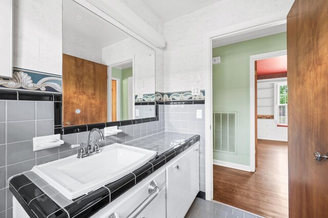 411 Tremont Dr, Murfreesboro, TN 37130 - bathroom featuring tile walls and vanity
