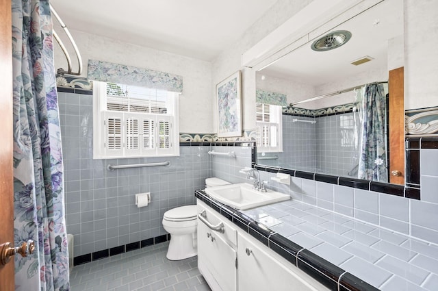411 Tremont Dr, Murfreesboro, TN 37130 - full bath with tile patterned floors, healthy amount of natural light, tile walls, toilet, and curtained shower