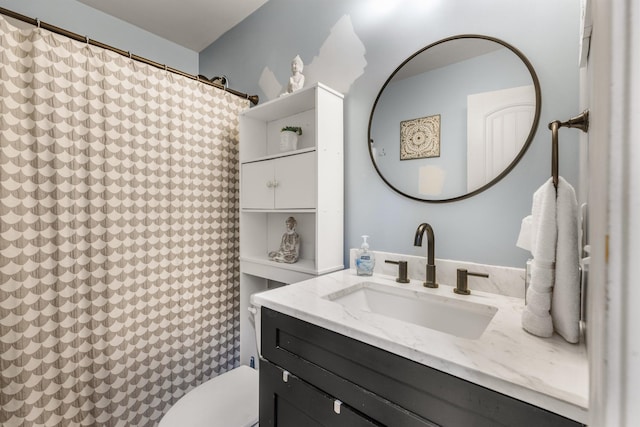 full bath featuring toilet, vanity, and a shower with curtain