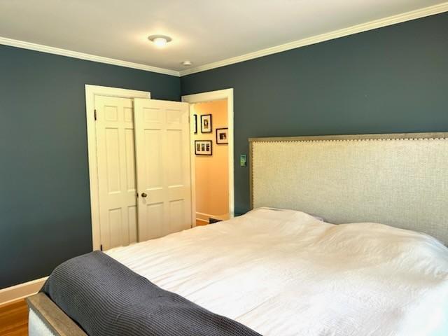 108 Sunset Dr, Pulaski, TN 38478 - bedroom featuring wood finished floors, crown molding, baseboards, and a closet