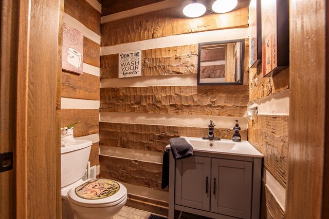 102 Highwater Rd, Waverly, TN 37185 - bathroom featuring toilet and vanity