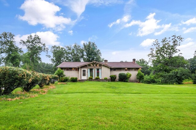 1033 Pine Valley Rd, Kingston Springs, TN 37082 - mid-century inspired home featuring a chimney, a front lawn, and brick siding