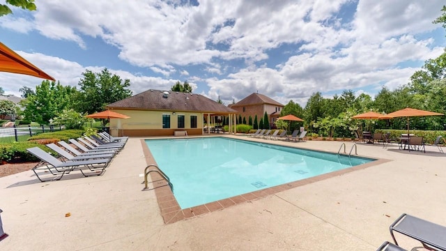 9702 Amethyst Ln, Brentwood, TN 37027 - community pool featuring a patio and fence