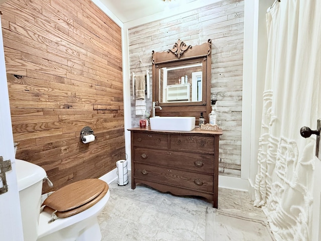 540 Grindstone Hollow Rd, Dickson, TN 37055 - bathroom featuring wooden walls, toilet, a shower with shower curtain, and vanity