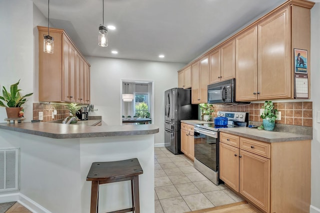 617 Bayhill Ct, Hermitage, TN 37076 - kitchen with stainless steel appliances, a peninsula, decorative backsplash, light brown cabinetry, and a breakfast bar