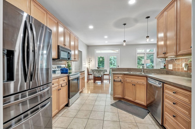 617 Bayhill Ct, Hermitage, TN 37076 - kitchen featuring stainless steel appliances, a sink, tasteful backsplash, recessed lighting, and a peninsula