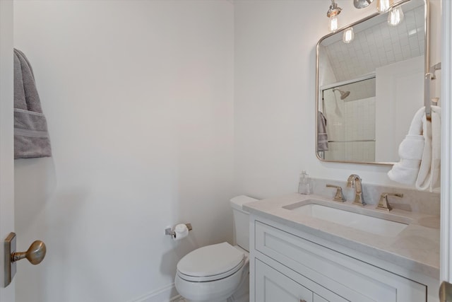 full bathroom with toilet, vanity, and tiled shower