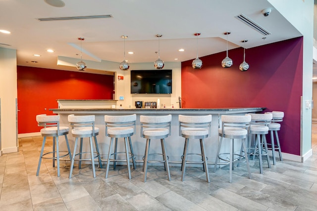 indoor wet bar with recessed lighting, baseboards, and hanging light fixtures