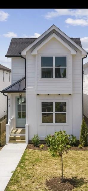 view of front facade featuring a shingled roof