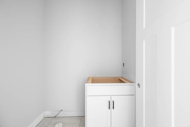961 Isaac Dr, Clarksville, TN 37040 - bathroom featuring baseboards
