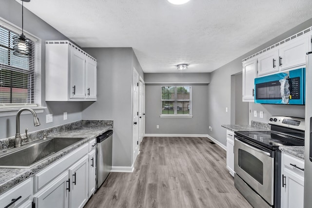 6109 Ebenezer Rd, Greenbrier, TN 37073 - kitchen featuring appliances with stainless steel finishes, a sink, a textured ceiling, baseboards, and light wood-style flooring
