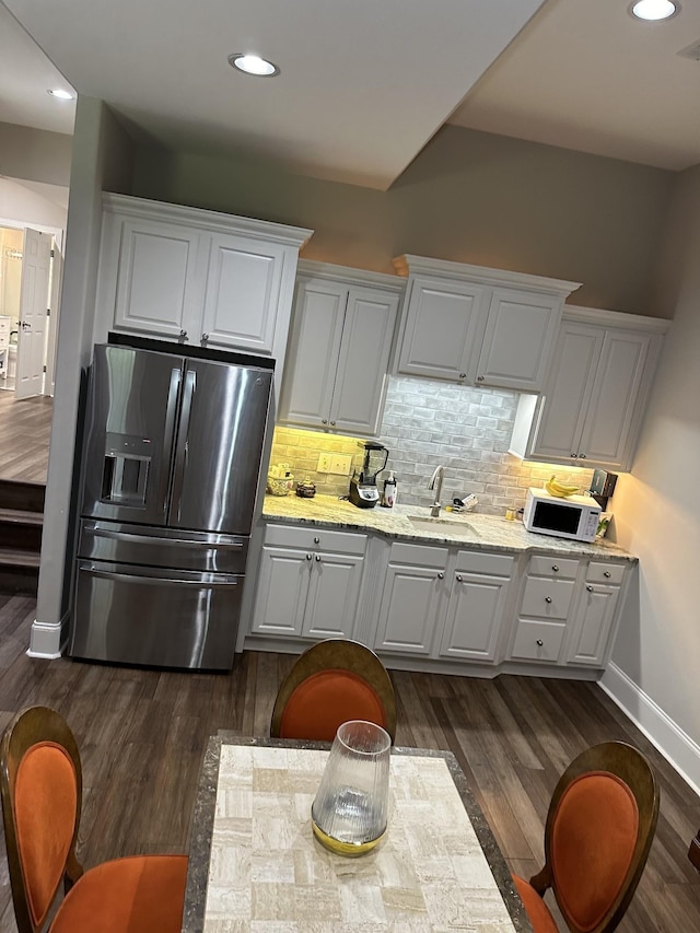 9619 Deer Track Ct, Brentwood, TN 37027 - kitchen with stainless steel fridge with ice dispenser, white microwave, a sink, dark wood-style floors, and baseboards