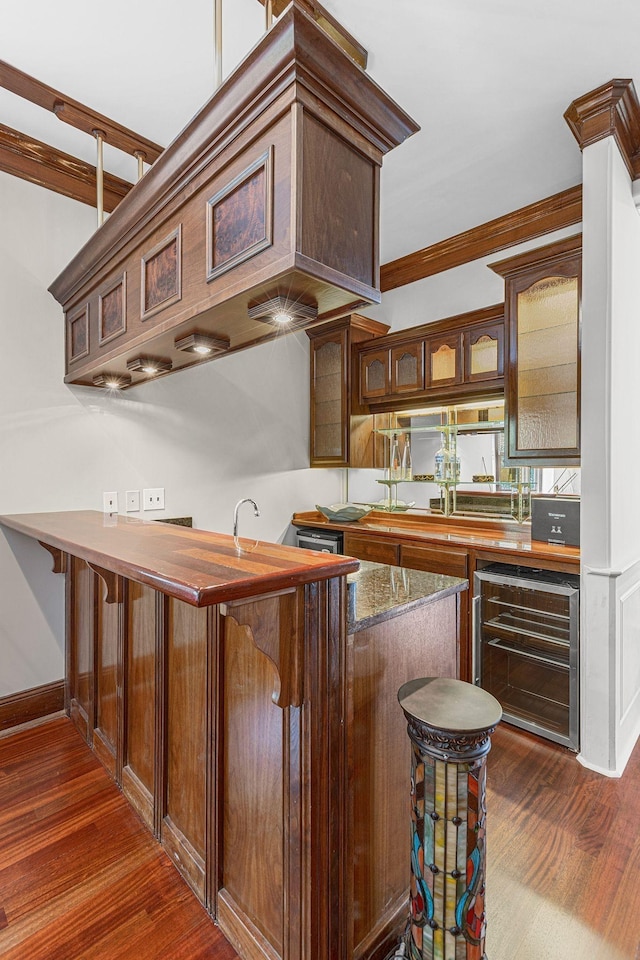 9619 Deer Track Ct, Brentwood, TN 37027 - kitchen with dark wood-style floors, beverage cooler, a peninsula, crown molding, and a breakfast bar area
