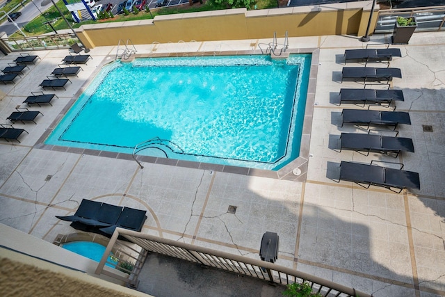 1510 Demonbreun St Unit 712, Nashville, TN 37203 - community pool with a patio