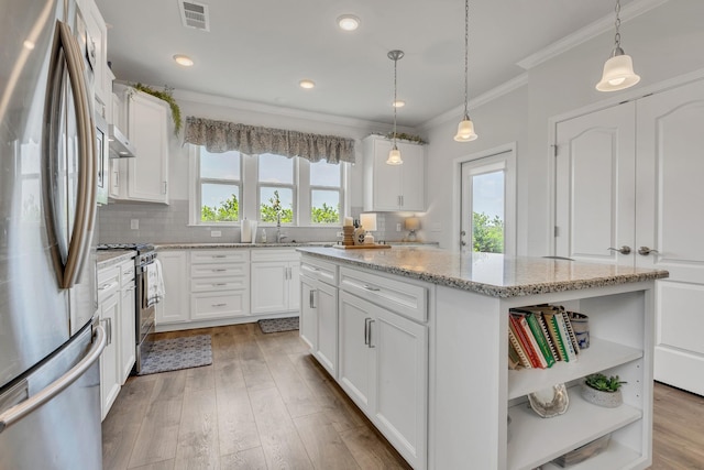 1514 Bledsoe Knl, Spring Hill, TN 37174 - kitchen featuring stainless steel appliances, open shelves, a kitchen island, crown molding, and plenty of natural light