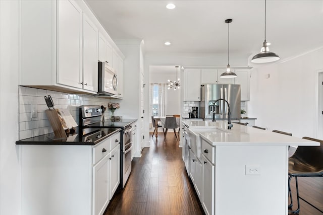 1412 Barrett Dr, Mount Juliet, TN 37122 - kitchen with stainless steel appliances, a sink, a breakfast bar, a chandelier, and crown molding