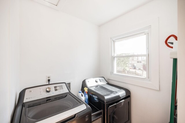 1114 Kingston Springs Rd, Kingston Springs, TN 37082 - laundry room featuring independent washer and dryer