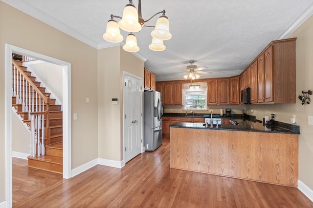 134 Blackberry Ln, Murfreesboro, TN 37130 - kitchen with stainless steel fridge, a sink, a ceiling fan, a peninsula, and dark countertops