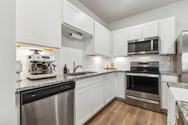 105 Grayson Cir, Chapel Hill, TN 37034 - kitchen with stainless steel appliances, a sink, white cabinetry, and backsplash