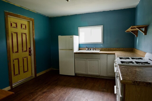 40A Barker Cove Loop, Palmer, TN 37365 - kitchen with white appliances, a sink, dark wood-style floors, and dark countertops