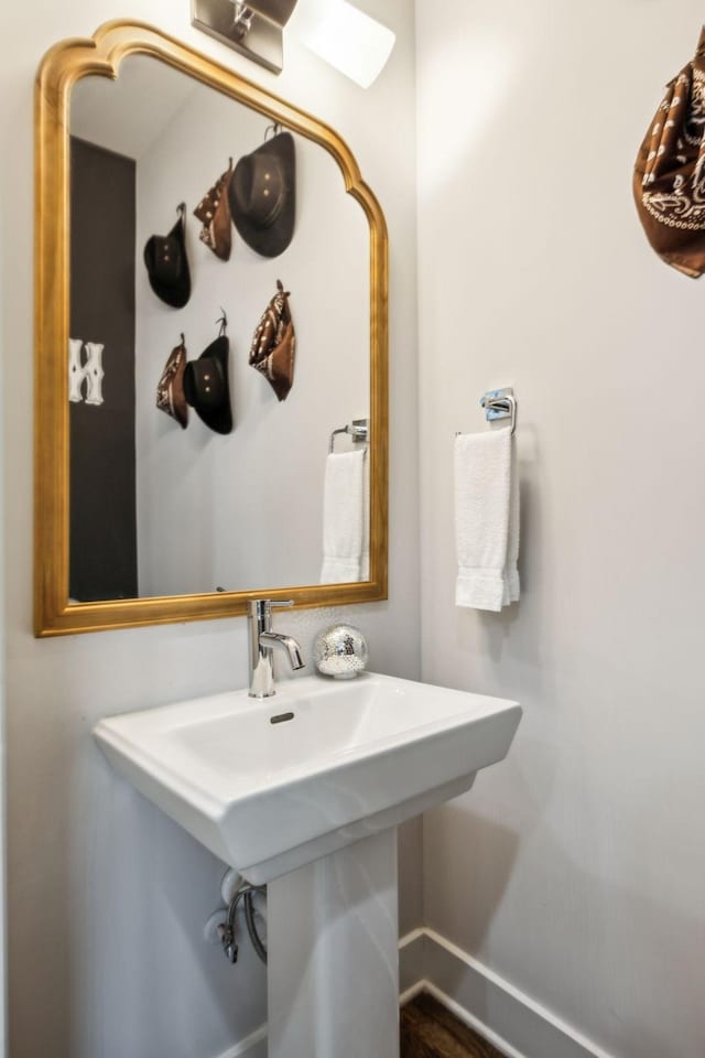2910 Felicia St Unit 18, Nashville, TN 37209 - bathroom with baseboards and a sink