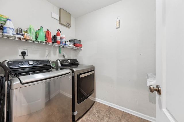 845 Nandina Ct, Clarksville, TN 37043 - clothes washing area featuring washer and dryer and baseboards