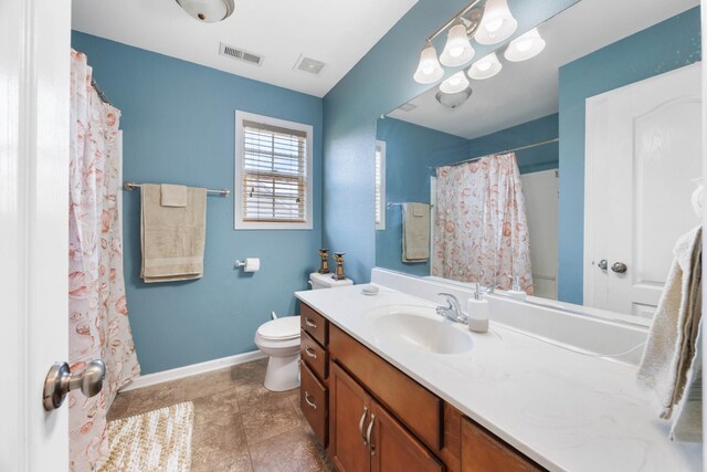 845 Nandina Ct, Clarksville, TN 37043 - bathroom featuring vanity, baseboards, toilet, and a shower with shower curtain